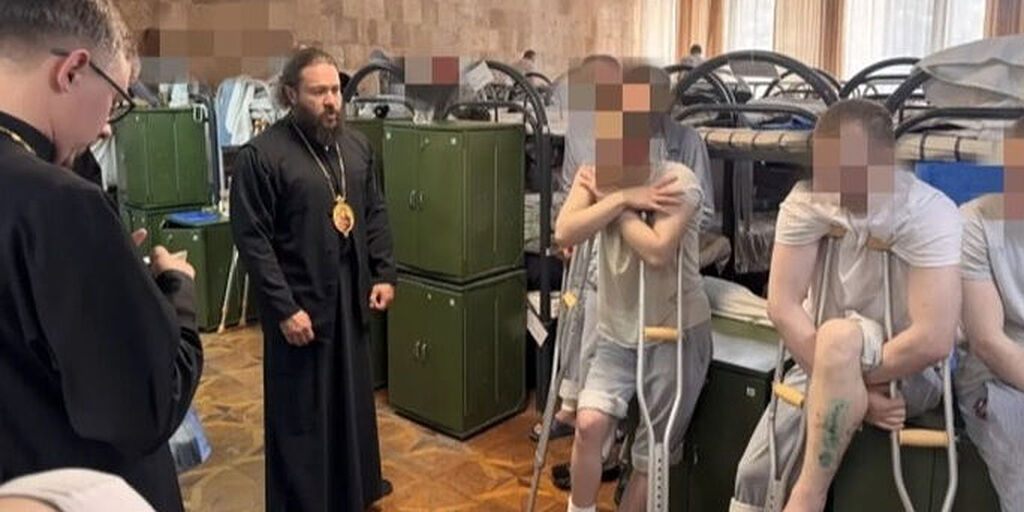Епископ Магнитогорский Зосима посетил раненных в Белгородских госпиталях
