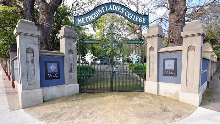 Мельбурн: ученицы престижной методистской школы протестуют против запрета на ношение «оскорбительных» крестиков в стенах заведения