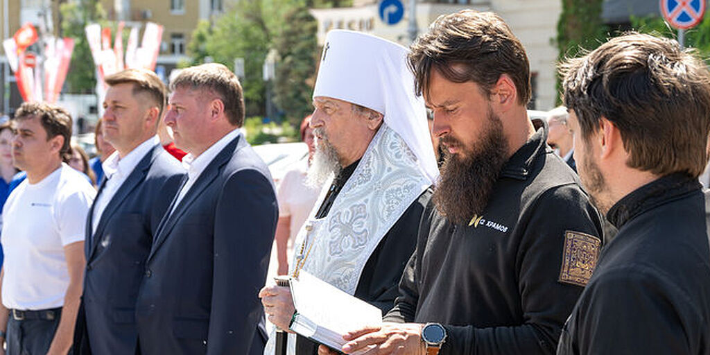 В Белгороде митрополит Иоанн освятил автомобили для бойцов СВО