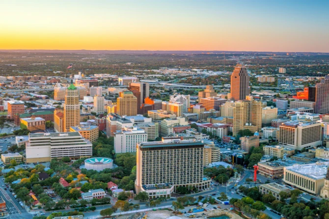 Техасские епископы поддержали законопроект "Да на заднем дворе Бога", предусматривающий превращение приходских земель в доступные дома