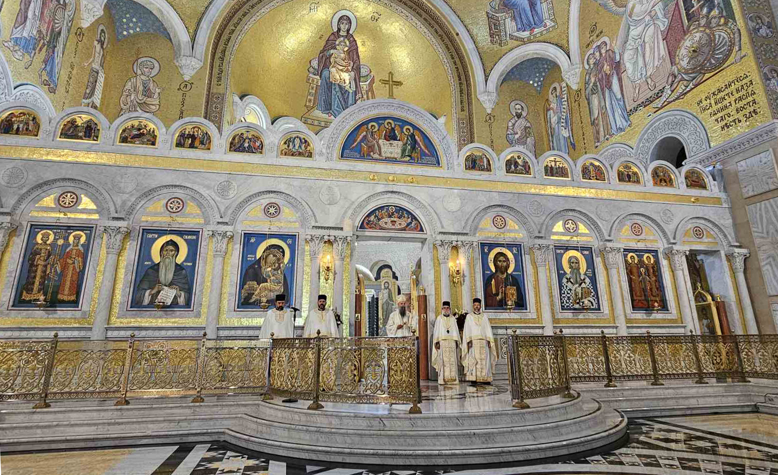 Патриарху Порфирию поклонились в храме Святого Саввы