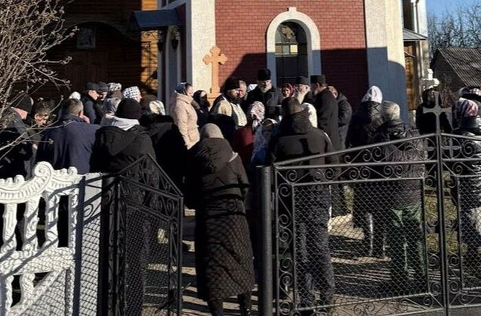 Представители «ПЦУ» при помощи полиции захватили храм Украинской Православной Церкви в Комаровцах Черновицкой области