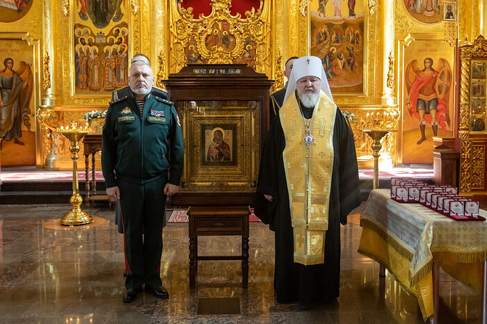 Митрополит Ставропольский Кирилл освятил нательные крестики для участников СВО и передал для главного храма Росгвардии Феодоровскую икону Божией Матери