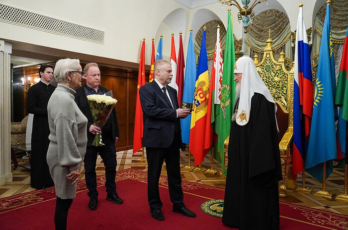 Святейшему Патриарху Кириллу передана награда лауреата просветительской премии «Знание» за программу «Слово пастыря»