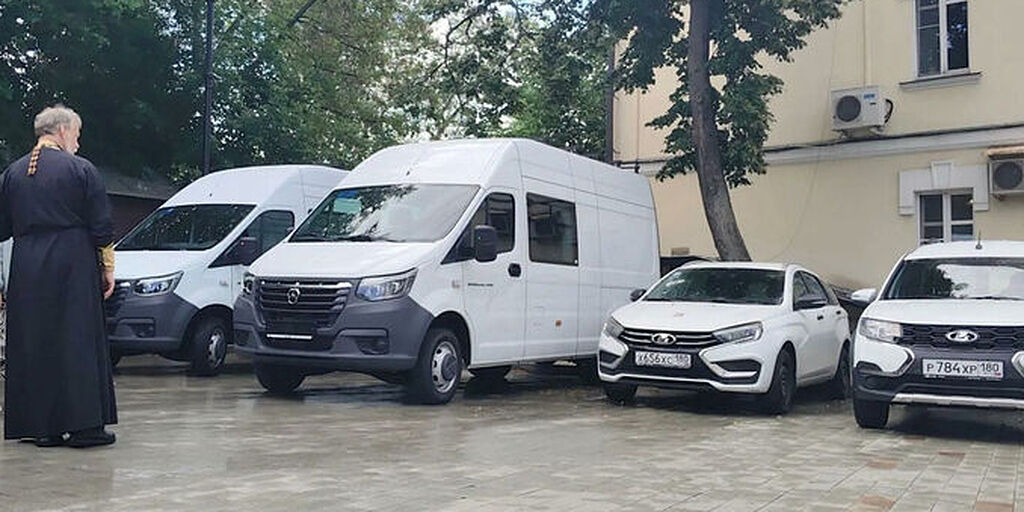 Патриаршая гуманитарная миссия направила в зону конфликта пять новых автомобилей для оказания помощи нуждающимся мирным жителям