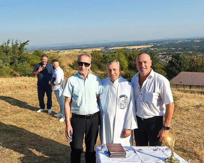 Косовский католический священник устраивает собрания на развалинах сербского средневекового монастыря