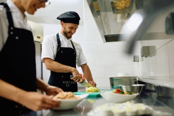 В меню конклава кардиналов нет пасты карбонара и крепких спиртных напитков