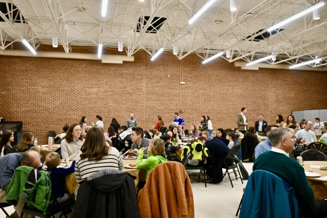 Католическая церковь борется с кризисом родительского стресса с помощью программ поддержки и ресурсов