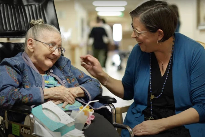 Моя первая "Аве Мария" за 45 лет: Команда Розария приносит молитвы для людей, живущих в доме престарелых