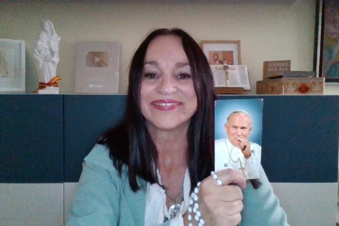 Будучи атеисткой 35 лет, она вновь встретилась с Богом у гробницы Иоанна Павла II