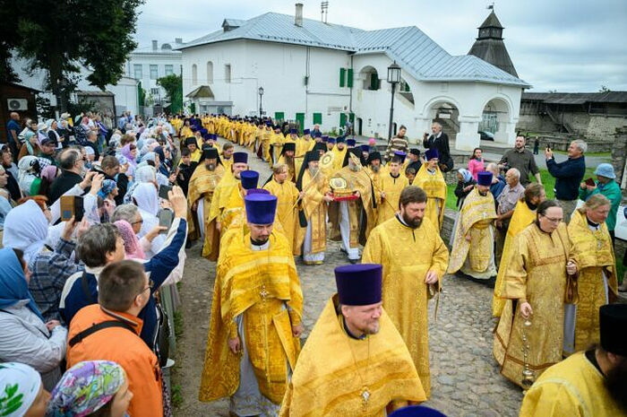 Состоялось принесение мощей святителя Тихона, Патриарха Всероссийского, в Новгородскую митрополию