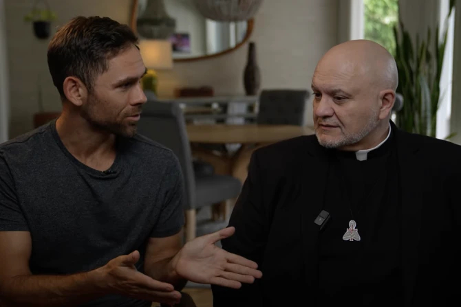 Отцу Карлосу Мартинсу предъявлено обвинение в мелком хулиганстве после инцидента в церкви