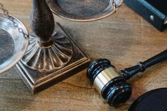 Профессор, уволенный за предупреждение о "гендерных переходах" детей, получил $1,6 млн.