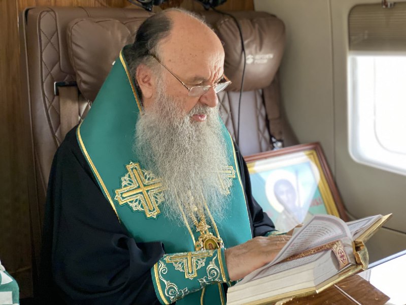 Митрополит Варсонофий облетел Петербург с молитвой