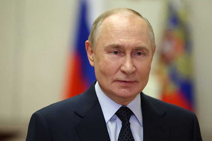 Президент Российской Федерации Владимир Путин поздравил Святейшего Патриарха Кирилла с 50-летием архиерейской хиротонии