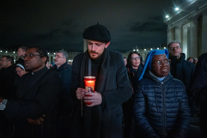 LIVE UPDATES: Папа стабилен, принимает Евхаристию, говорится в субботнем заявлении Ватикана о состоянии здоровья