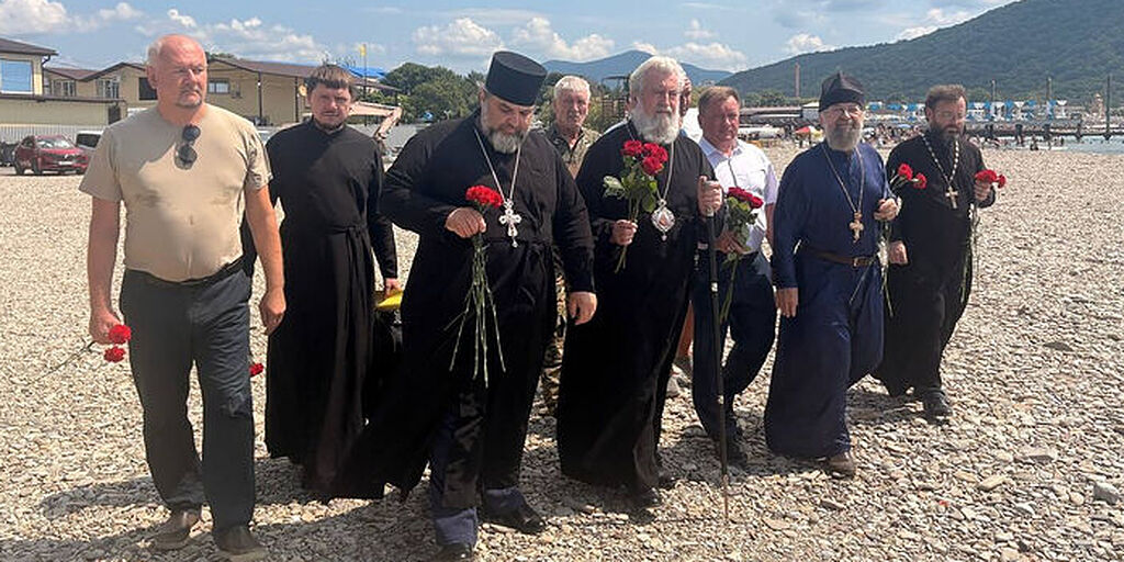 Епископ Новороссийский Сергий совершил литию по погибшим в краснодарском селе Архипо-Осиповка