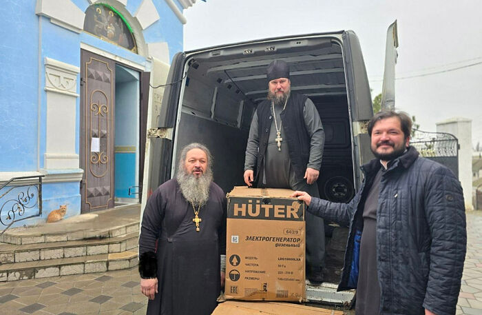 Патриаршая гуманитарная миссия передала генераторы для социальных объектов и храмов Херсонской области