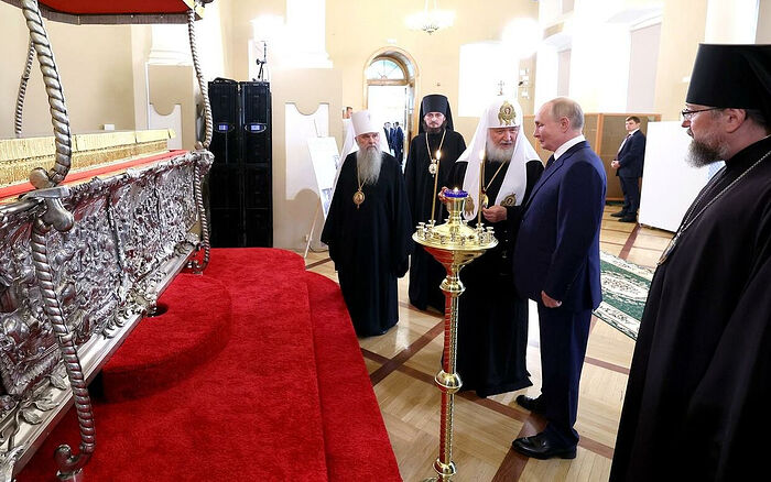 Президент России Владимир Путин в сопровождении Святейшего Патриарха Кирилла посетил Александро-Невскую лавру