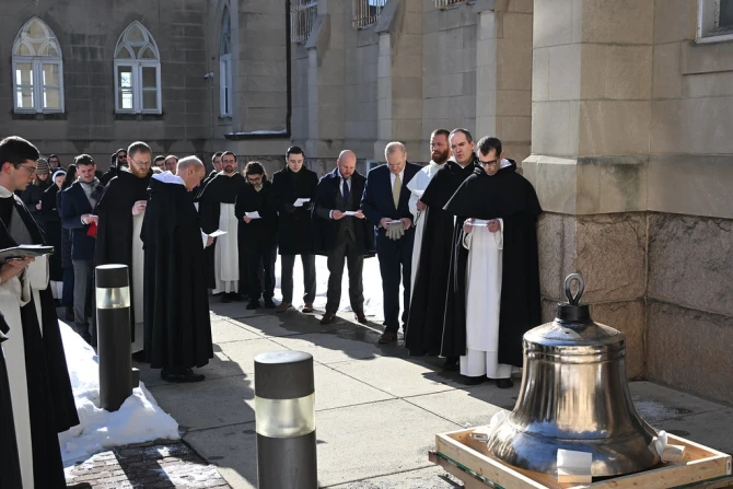 Доминиканский дом исследований празднует новый колокол, долгожданное дополнение к приору DC