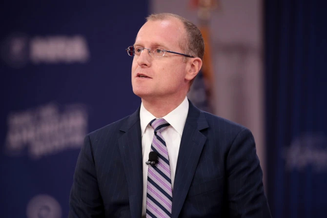 Брендан Карр, выпускник юридического факультета CUA, назначен руководителем Федеральной комиссии по связи