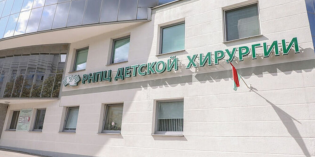 Митрополит Минский Вениамин посетил в центре детской хирургии детей, пострадавших при атаке БПЛА на пассажирский автобус в Брянской области