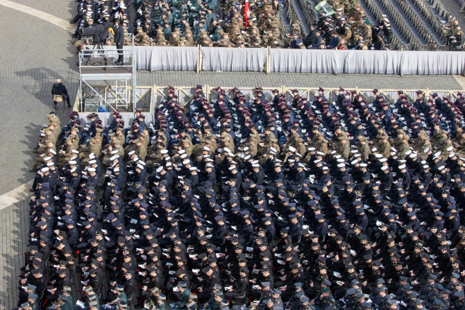 ФОТОГРАФИИ: Военные, полицейские собрались вместе с Папой Франциском на юбилейную мессу Вооруженных сил