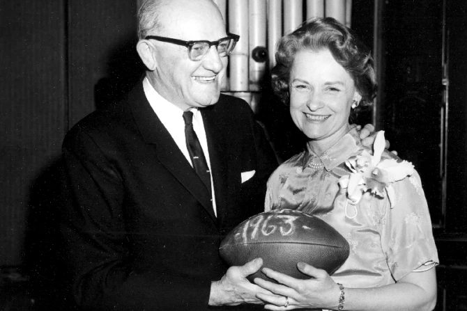 Вирджиния Маккаски, владелец "Чикаго Беарз" и католичка, выступающая за сохранение жизни, умерла в возрасте 102 лет