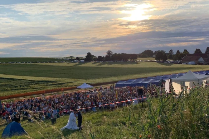Ватикан может ограничить латинскую мессу для паломников из Шартра, утверждают французские СМИ