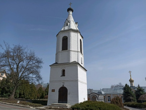 Monasterio Alexeyevsky Akatov. Campanario