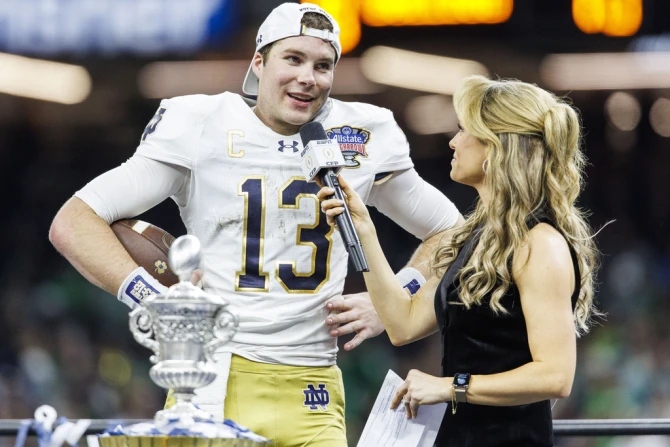 Победа или поражение, но игроки воздают славу Иисусу во время плей-офф футбольного колледжа