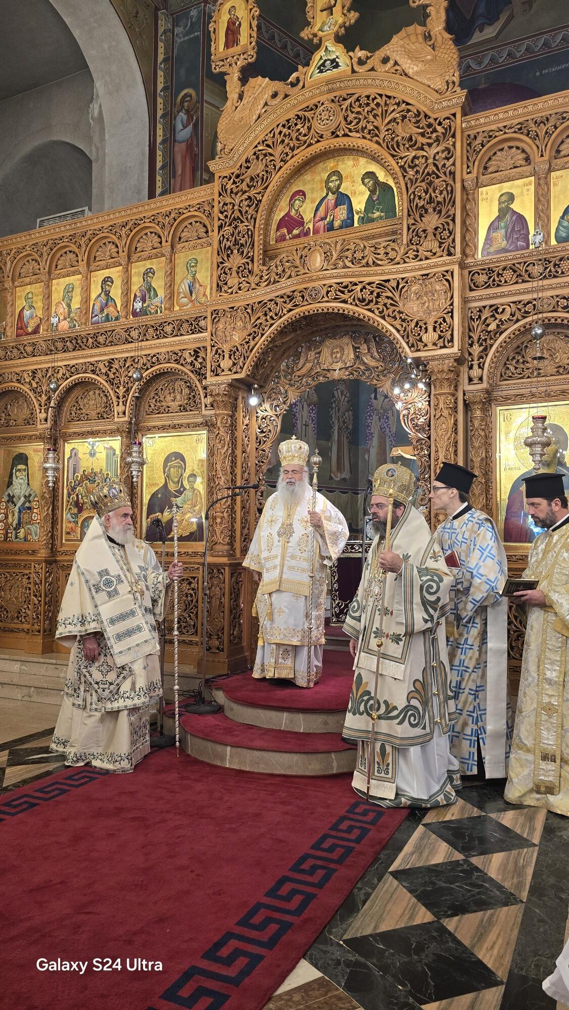 Протоиерей-сотрудник Святого собора Божией Софии Ксанти, ответственный за Предстоятеля Кипрской Церкви и визит к Ауксенцио Ксанти