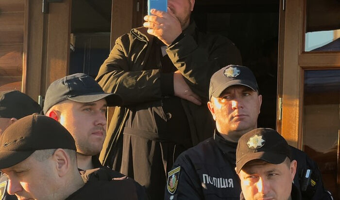 В буковинском селе Заболотье при содействии полиции захвачен Илиинский храм Украинской Православной Церкви