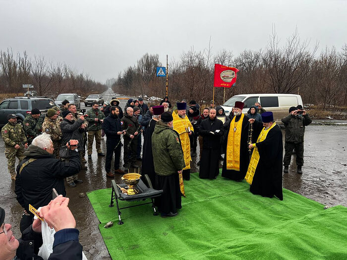 В Донецком аэропорту освящен поклонный Крест