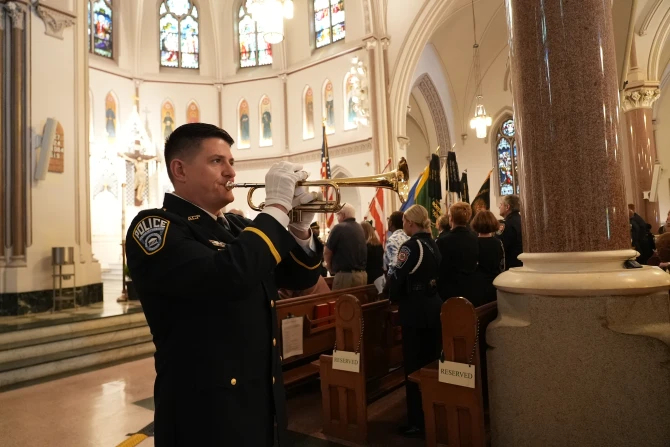 Чествование сотрудников служб быстрого реагирования на 31-й ежегодной "Голубой мессе" в Вашингтоне, округ Колумбия