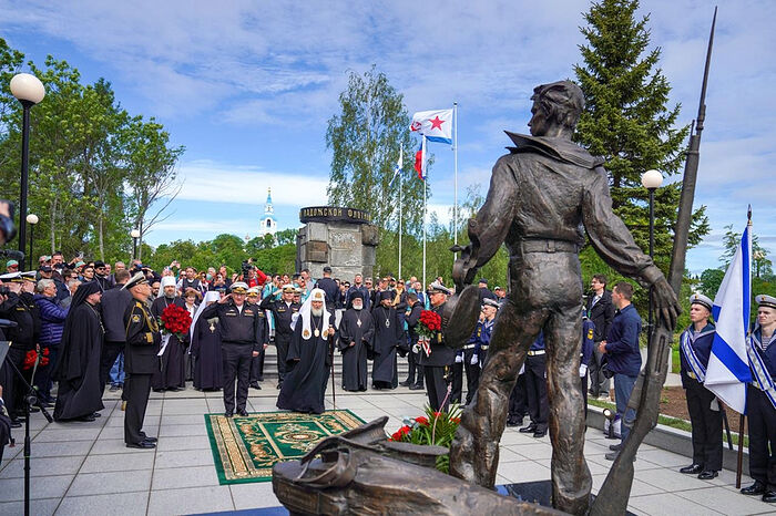 Святейший Патриарх Кирилл принял участие в открытии памятника Валаамским юнгам на Валааме