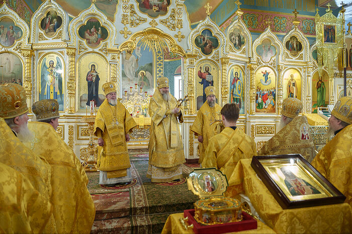 Верующие Новосибирской епархии поклонились мощам святителя Тихона