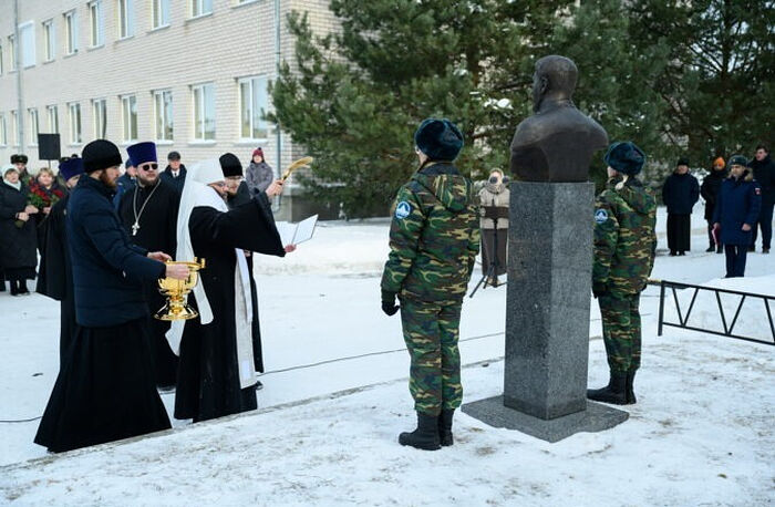 Митрополит Псковский Матфей освятил памятник Герою России иерею Антонию Савченко