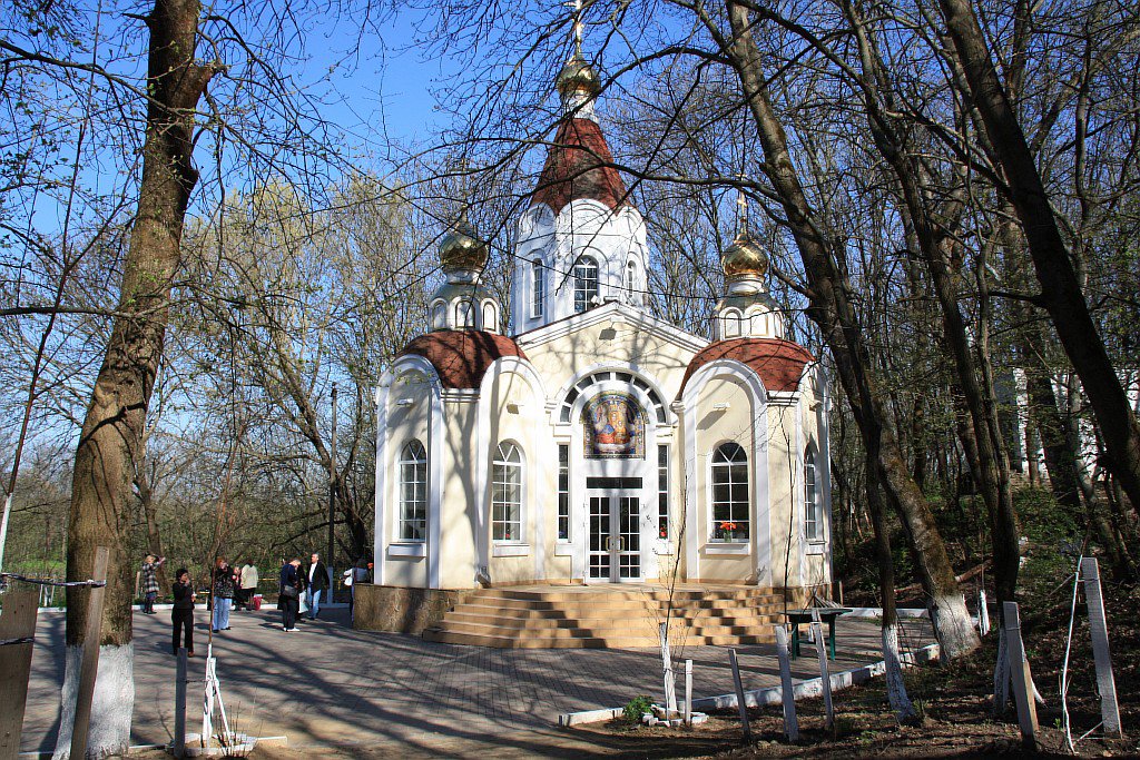 Слобода петровка фото. Храм Божьей матери Петровка. Храм в Петровке Ростовская область. Церковь иконы Божией матери «Живоносный источник» (Петровка). Село Петровка храм матери Божией.