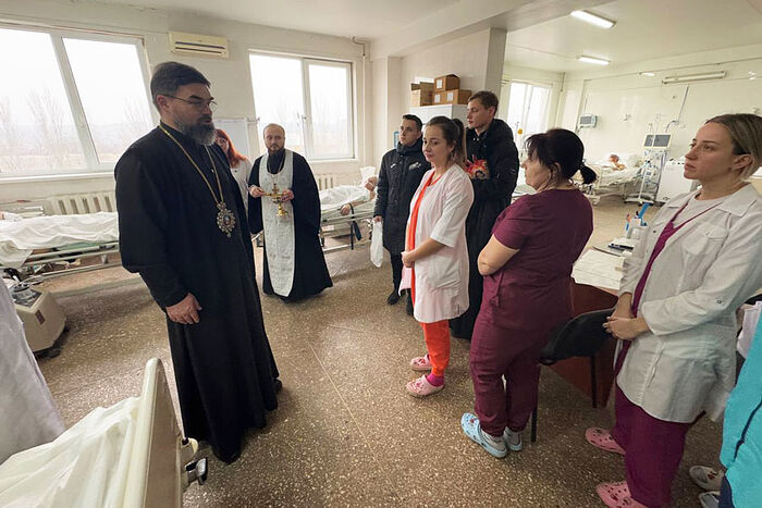Архиерей и духовенство Горловки поздравили с Рождеством Христовым сотрудников и пациентов больниц
