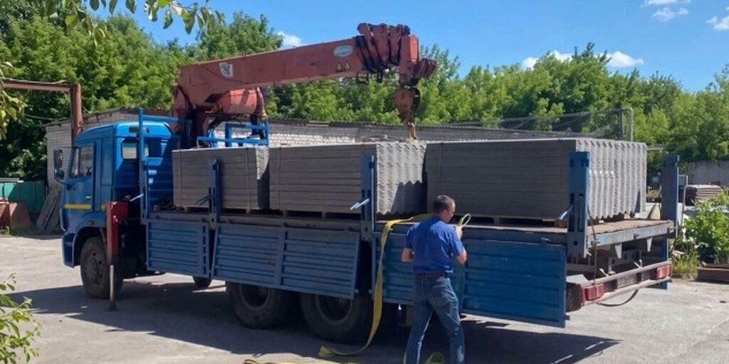 Патриаршая гуманитарная миссия передала жителям Белгородской области 1500 листов шифера