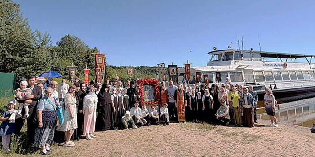 В день памяти Царской семьи по озеру Селигер прошел десятый крестный ход длиной в 70 км