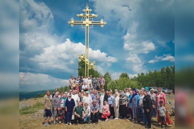 Установили поклонный крест