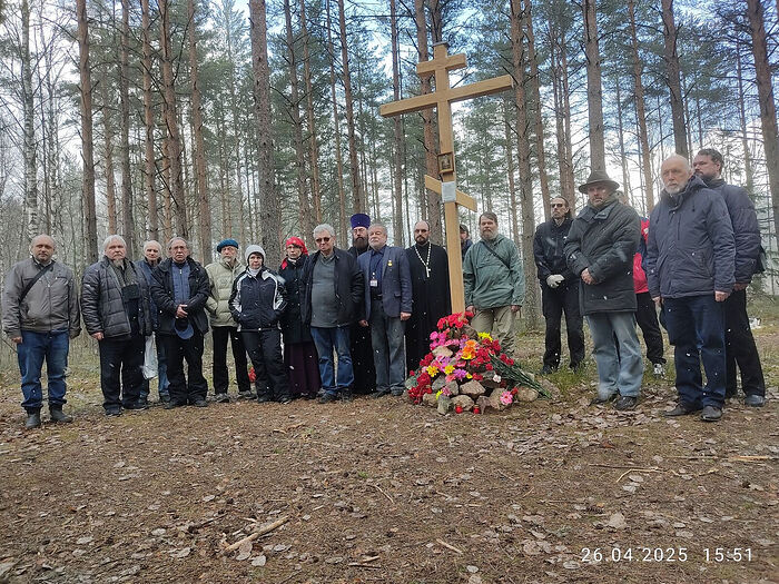 На Ржевском полигоне установили поклонный крест и зачитали имена расстрелянных там большевиками