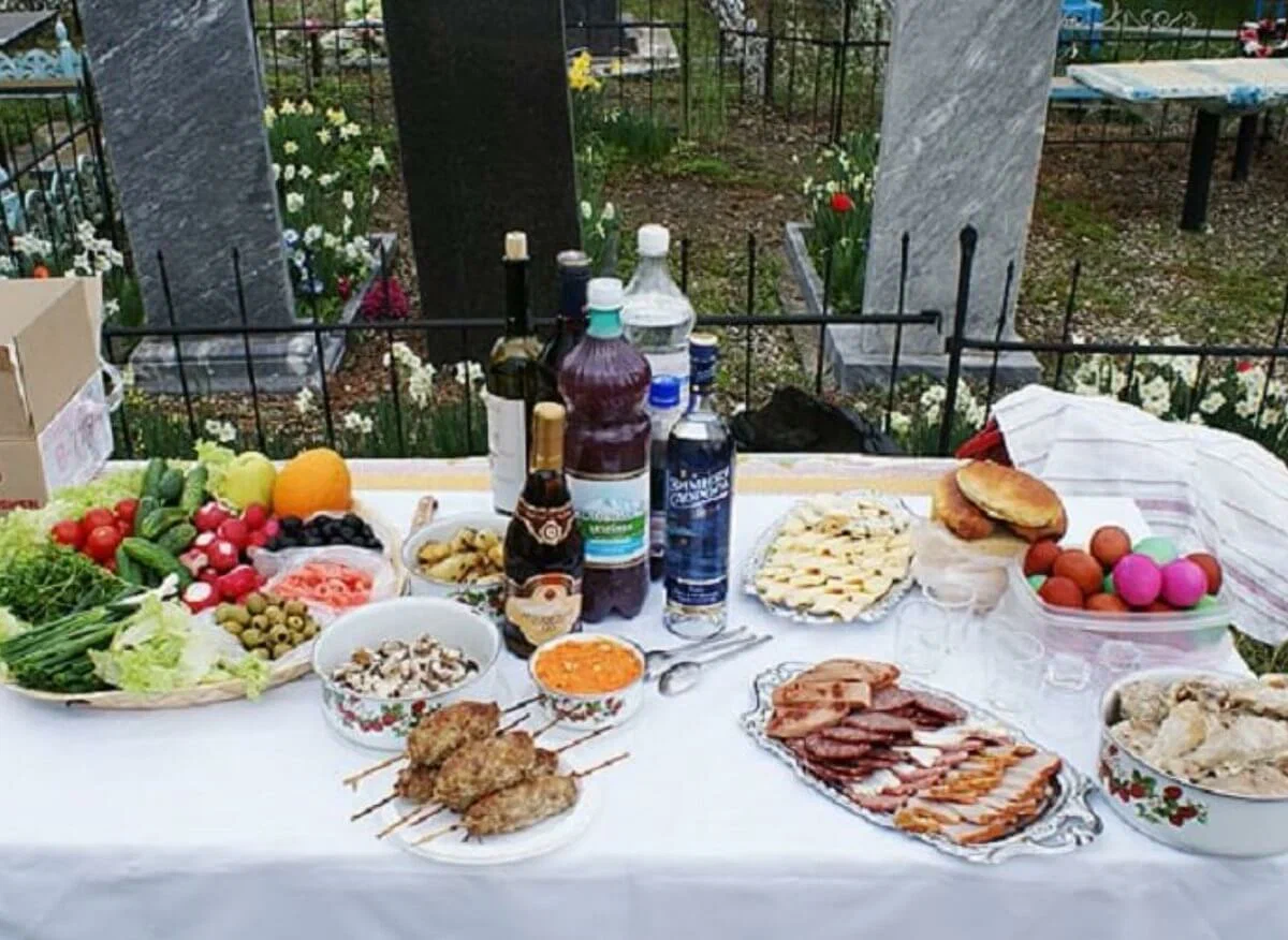 Не все поступают правильно: Можно ли есть на кладбище и оставлять еду на могиле