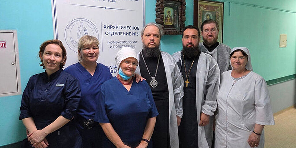 Епископ Борисоглебский Сергий посетил пациентов и добровольцев Патриаршей гуманитарной миссии в Донецком госпитале