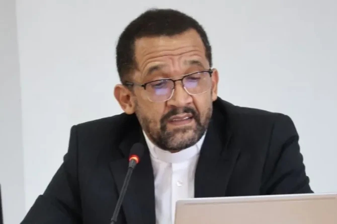 С нелегальными рабочими, застрявшими в южноафриканской шахте, следует обращаться "достойно", говорит епископ