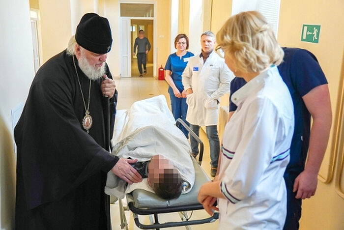 Митрополит Курский и Рыльский Герман посетил раненых военнослужащих