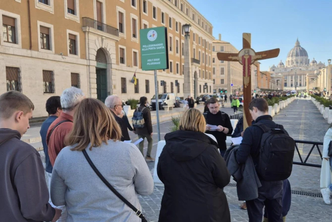 Юбилейные паломники, католики Рима молятся за Папу Франциска