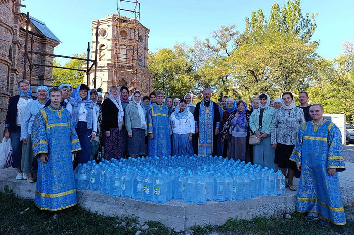 В храмах Донецкой епархии продолжается работа по обеспечению нуждающихся бутилированной питьевой водой